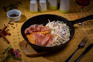 Snitel de pui cu bacon si paste cu sos alb