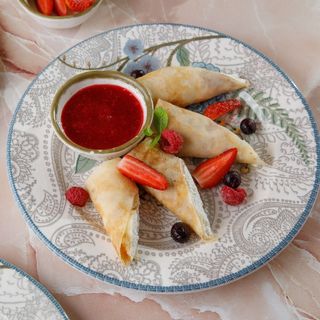 Сүзбе құймағы / Блины с творогом и ягодами