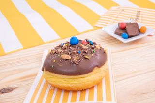 Bola de Berlim Com cobertura de Chocolate e M&M's