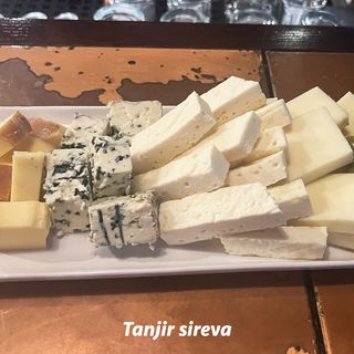 Tanjir miješanih sireva