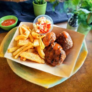 Тройка кюфтета на барбекю с пържени картофки