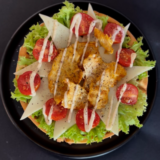 Gofr z kurczakiem cezar