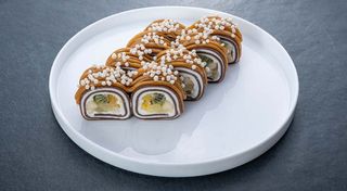 Солодкий рол з фруктами