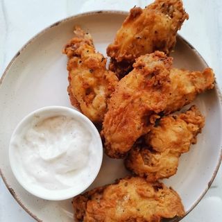 Aripioare crocante cu sos de maioneză și usturoi