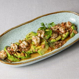 Aguacate fresco braseado con gamba roja