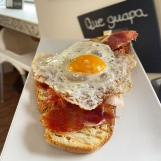 Tosta ibérico y huevo frito