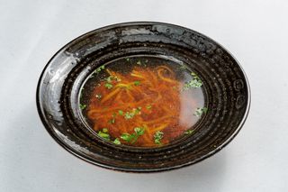 Bulion wołowy z orientalną nutą, warzywa, makaron