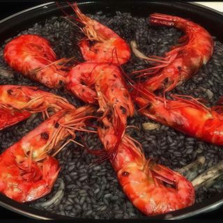 Arroz negro con sepia, gambas, langostinos y almejas (ración)