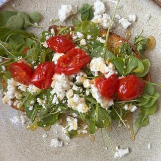 Tostada de feta, berros, cherry y miel