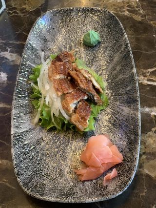 Anguila Con Aguacate Y Sésamo