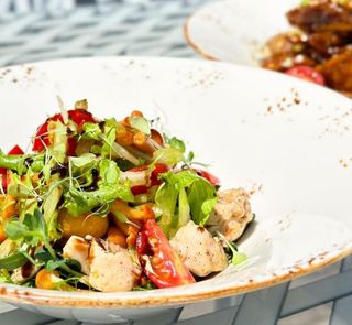 Теплый салат с куриным филе