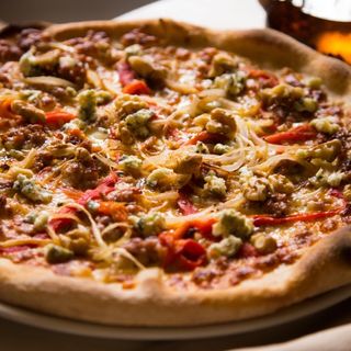 Pizza kebab con verdosas y salsa 