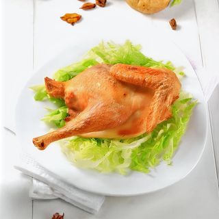 Mezzo pollo con patate, insalata e pane