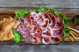 Tagliere di salumi assortiti con friciule salate