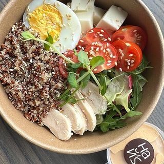 Боул з куркою і кіноа