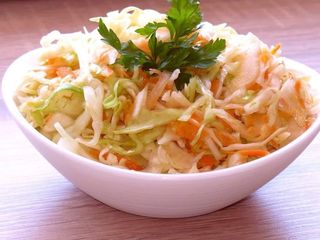 Surówka z białej kapusty