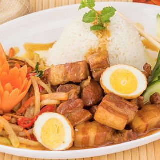Carne de porc cu oua, orez si legume