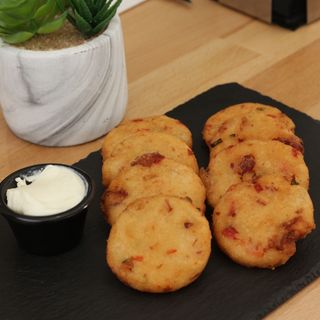 Ración de Arepitas de Chicharrón con queso rallado y Nata (8 UNIDADES)