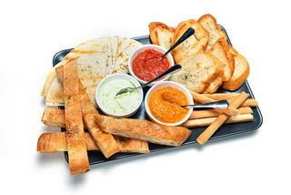 პური სამი ტიპის მისადევნებელით - გუაკამოლე,
მოწალული პომიდორი, სოკოს საკმაზი