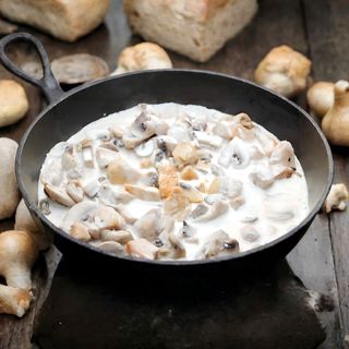 Курица с грибами в сливочном соусе, 280гр