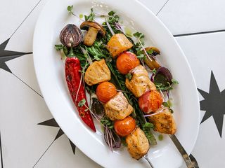 Лосось Kebobs із запеченими овочами та римським смаженим салатом (300g)