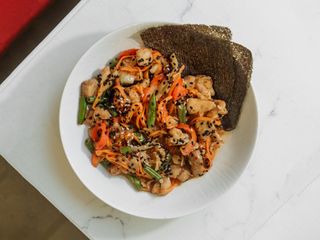 Курка по-азійськи з солодким соусом чілі та овочами