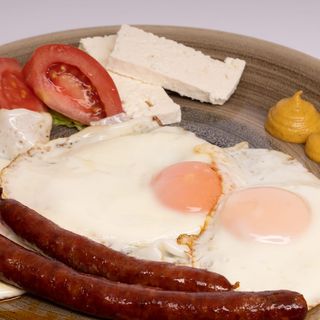 Jaja sa domaćom roštiljskom kobasicom