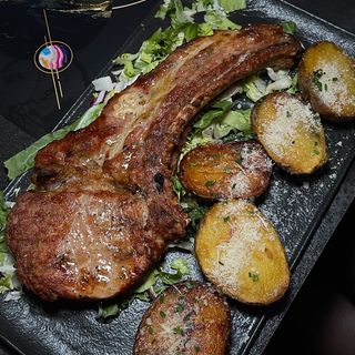 Cotlet de porc cu os la josper, cartofi la cuptor cu parmezan