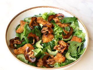 Салат с хрустящим цыпленком и чипсами из шампиньонов