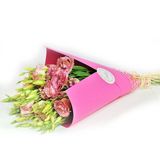 Buchet din 11 eustoma roz decorat in hartie roz