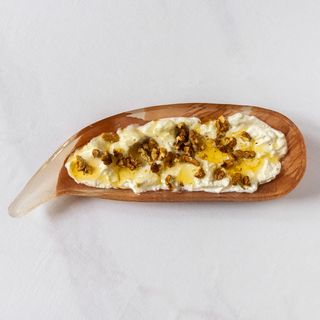 Гръцки йогурт сервиран с био мед и орехи (250г)