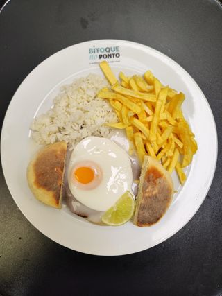 Bitoque com Molho de Lima em Bolo do Caco