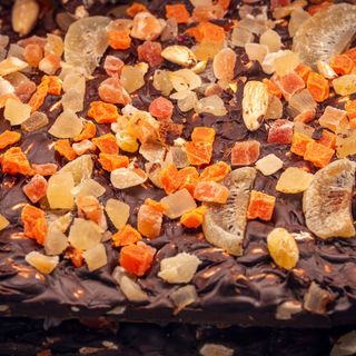 Ciocolata neagra cu migdale, papaya, kiwi, mango si ananas