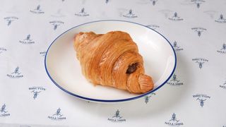 კრუასანი შოკოლადის კრემით/Croissant with Chocolate Cream