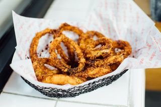 Aros de cebolla con miel de caña 