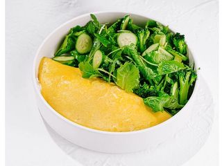 Omleta cu crema de brinza, somon si salata