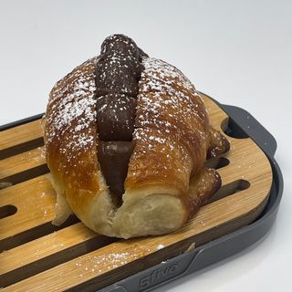 Medialunas rellenas con dulce leche