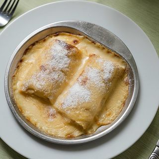 Clatite cu branza dulce si sos de vanilie