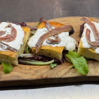 Alici di Cetara Armatore, burratina e la nostra focaccia