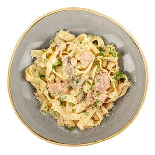 Феттучіні з куркою, грибами та шинкою (250г)