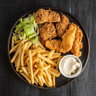 Combo 2crispy +2aripioare cu cartofi prăjiți și maioneza cu usturoi