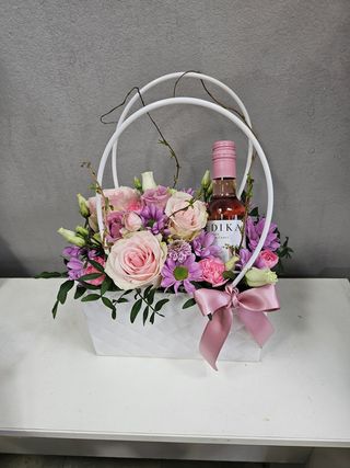 Buket roza u ukrasnoj torbici