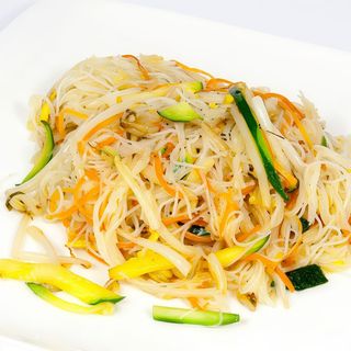 Spaghetti di riso con verdure miste