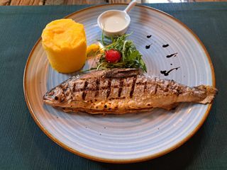 Păstrăv de munte la grătar cu mămăligă și usturoi