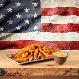 Двойно изпържен холандски картоф с чедър сос 150г