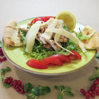Salată cu pui şi parmezan