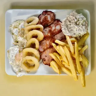 Lomo Con 2 huevos, ensaladilla, aros de cebolla y patatas