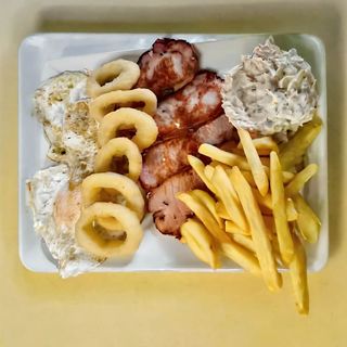 Lomo Con 2 huevos, ensaladilla, aros de cebolla y patatas