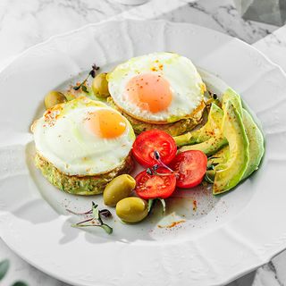 Chifteluțe de dovlecel cu ouă prăjite