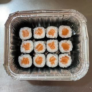 29. Makis con salmón (12 uds.)